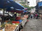 HARGA-BAHAN-POKOK-Pedagang-menata.jpg