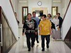 HM-Ali-Yusuf-Siregar-menerima-kunfe.jpg