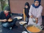 Hairini-saat-membuat-Roti-Jala.jpg