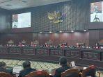 Hakim-Mahkamah-Konstitusi-MK-menyatakan-bahwa-Presiden-Jokowi-tidak-melanggar-Politisasi-Bansos.jpg