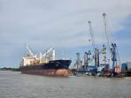 IKUTI-PROSES-HUKUM-Kapal-kargo-bersandar-di-Pelabuhan-Belawan.jpg