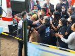 Ibu-Brigadir-J-teriak-histeris-jelang-pembongkaran-makam-anaknya.jpg