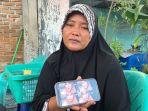 Ibu-kedua-korban-kecelakaan-saat-menunjukkan-foto-anaknya.jpg