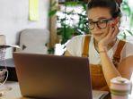 Ilustrasi-Seseorang-Sedang-Mengerjakan-Aktivitas-Sebagai-Freelancer.jpg