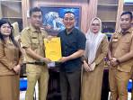 Inspektur-Deli-Serdang-Edwin-Nasution-menyerahkan-hasil-pemeriksaan.jpg