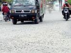 Jalan-Danau-Marsabut-kondisinya-tak-diaspal.jpg