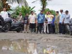 Jalan-Rusak-Anak-anak-terlihat-bermain.jpg