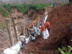 Jalan-penghubung-dua-desa-di-Desa-Perkebunan-Aek-Tarum-alami-longsor_.jpg