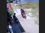 Jepretan-layar-2-orang-diduga-preman-bermotor-meminta-tukang-listrik-turun_1.jpg