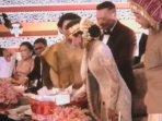 Jessica-Mila-tradisi-manggomak-tumpak.jpg