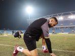 Jordi-amat-ngecek-rumput-stadion-vietnam.jpg