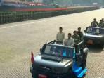 KSAD-Maruli-Simanjuntak-lompat-ke-mobil-komando.jpg