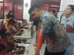Kahiyang-Ayu-saat-membagikan-makan-siang-bergizi-gratis.jpg