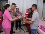 Kapolda-beri-bingkisan-kepada-bayi-penderita.jpg