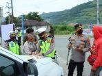 Kapolres-Samosir-AKBP-Josua-Tampubolon-SH-MH-didampingi-Kabag-Ops-Polres-Samosi.jpg