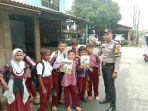 Kapolsek-Padang-Hulu-AKP-Bringin-JayaSH-MH-pendistribusian-Buku-kepada-anak-seko.jpg