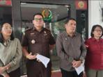 Kasi-Intel-Kejari-Karo-D-M-Sebayang-dua-kanan-didampingi-Kasi-Pidsus-Kejari.jpg