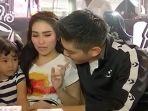 Keceplosan-Ternyata-Anak-Ayu-Ting-Ting-Sudah-Panggil-Pria-Ini-Daddy-Sejak-Lama.jpg