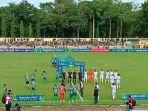 Kedua-Tim-PSMS-dan-Persikabo-memasuki-lapangan-pertandingan-di-Stadion-Baharoeddin-Siregar1.jpg