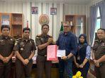 Kejari-Samosir-KEmbalikan-Uang-Kerugian-Negara-ke-PT-PPSU.jpg