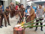Kejari-Samosir-Musnahkan-Narkoba-dan-Handphone.jpg