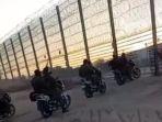 Kelompok-pejuang-Hamas-berahasil-menerobos-pembatas-perbatasan-Israel.jpg