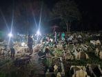 Keluarga-dan-tetangga-Teguh-Maulana-saat-menunggu-jenazah.jpg