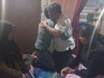 Keluarga-korban-bayi-yang-meninggal-di-RSUD-Sidikalang-berpelukan-dengan-Dokter.jpg