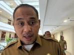 Kepala-Dinas-PUPR-Sumut-Hendra_Gotong-Jenazah_.jpg