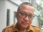 Kepala-Dinas-Pendidikan-Laksamana-Putra-Siregar-saat-diwawancarai-mengenai-PPDB.jpg