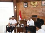 Kepala-SPPG-Medan-Donal-Simanjuntak-bersama-rombongan-di-Kantor-Gubernur.jpg