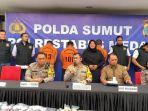 Ketiga-pelaku-berbalik-badan-ketika-konfrensi-pers-di-Polrestabes-Meda.jpg