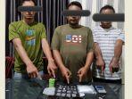 Ketiga-pelaku-yang-diduga-sebagai-jaringan-pengedar-narkoba-beserta-barang-bukti_.jpg
