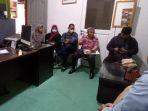 Ketua-KI-Sumut-Abdul-Haris-Kemeja-merah-beri-keterangan-Kamis-642023-di-Jalan-Alfalah1.jpg