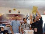 Ketua-KPU-Deliserdang-Syahrial-Efendy-membuka-kontainer.jpg