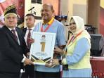 Ketua-KPU-Langkat-Dian-Taufik-kiri-usai-menyerahkan-nomor.jpg