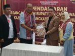 Ketua-KPU-Langkat-Dian-Taufik-tiga-dari-kanan-menerima-pendaftaran-Bakal.jpg