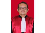 Ketua-Majelis-Hakim-David-Sidik-Harinoean-Simaremare-yang-memberikan.jpg