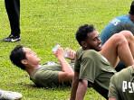 Kim-dan-Ari-Maring-ketika-pendinginan-usai-latihan-bersama-PSMS-Medan-111.jpg