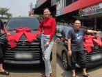 Kimberly-Ryder-Dapat-Hadiah-Mobil-Baru-dari-Jhon-LBF-Anak-Edward-Akbar-Senyum-tak-Naik-Angkot-Lagi.jpg
