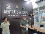 Komisioner-Bawaslu-Sumut-Johan-Alamsyah-saat-memberikan-keterangan-soal-OTT.jpg