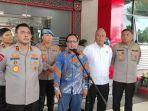 Komisioner-Kompolnas-Choirul-Anam-Batik-Biru-saat-diwawancarai-soal-remaja-di-Medan_1.jpg
