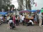 Komunitas-Aron-Karo-turun-aksi-mengutip-sampah-yang-berserakan-di-jalur-pawai.jpg