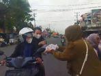 Komunitas-Skuad-Macan-Sidikalang-membagikan-takjil-di-Jalan-Sisingamangaraja_1.jpg