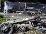 Kondisi-bangkai-bus-dan-motor-yang-terlibat-kecelakaan-di-Desa-Palasari.jpg