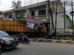 Kondisi-truk-pengangkut-sawit-yang-menabrak-dua-rumah-toko.jpg