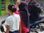 Korban-baju-putih-bersama-neneknya-saat-ditemui-_pencabulan-anak-di-Langkat.jpg