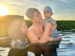 Lesti-Kejora-dan-Rizky-Billar-saat-liburan-di-Thailand-bersama-putra-mereka-Baby-L.jpg