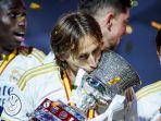 Luka-Modric-trofi-real.jpg
