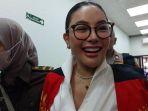 MOMEN-Nikita-Mirzani-Teriaki-Petugas-Kejaksaan-Tampil-dengan-Tangan-Diborgol-Gak-Bakal-Kabur-Gue.jpg